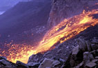 Ingrottamenti e cascate di lava in Valle del Bove: <font color='#A00000'>filmati</font> e <a href='/stromboli/etna/etna04/etna0410photo-it.html'>foto</a>