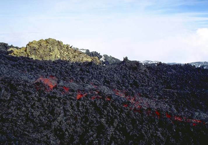 The lava flows from South East Crater on 24. February 1999