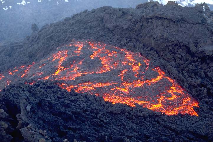 The lava flows from South East Crater on 24. February 1999