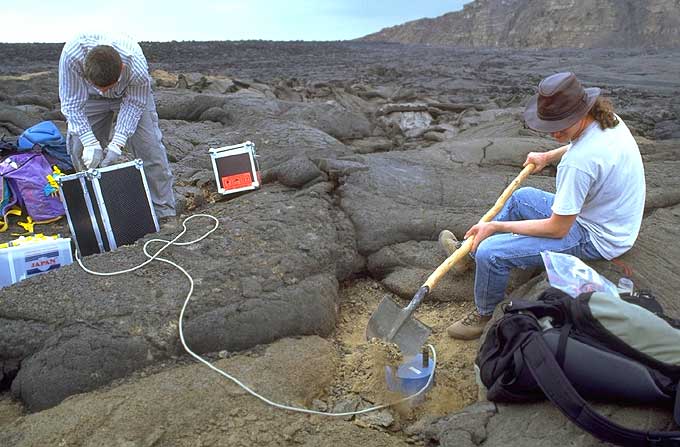 Vulkanologen an der Arbeit