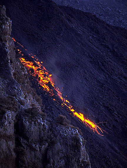 Lava Flows and Rockfalls in Sciara del Fuoco continue