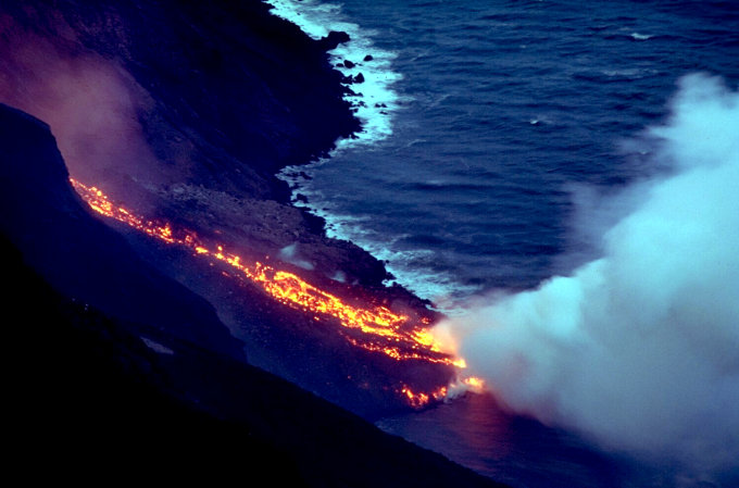 Il flusso di lava nella Sciara del Fuoco entra in mare
