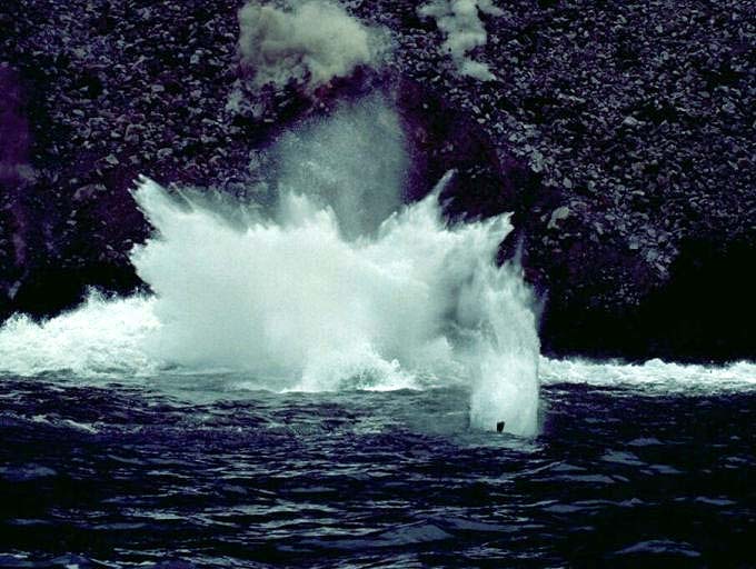 Il flusso di lava nella Sciara del Fuoco entra in mare