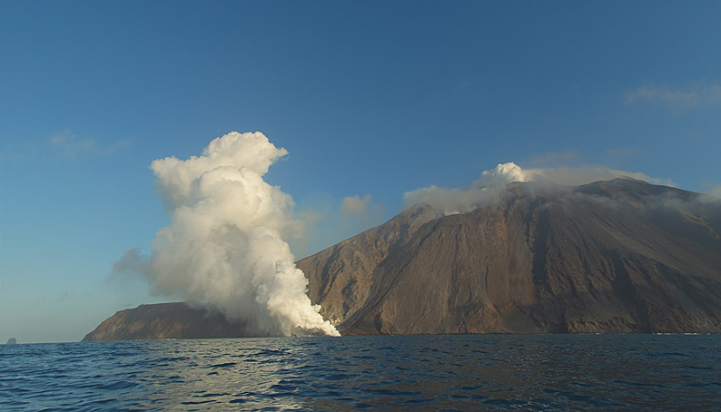 Effusive Eruption Mrz 2007: Lava fliesst ins Meer
