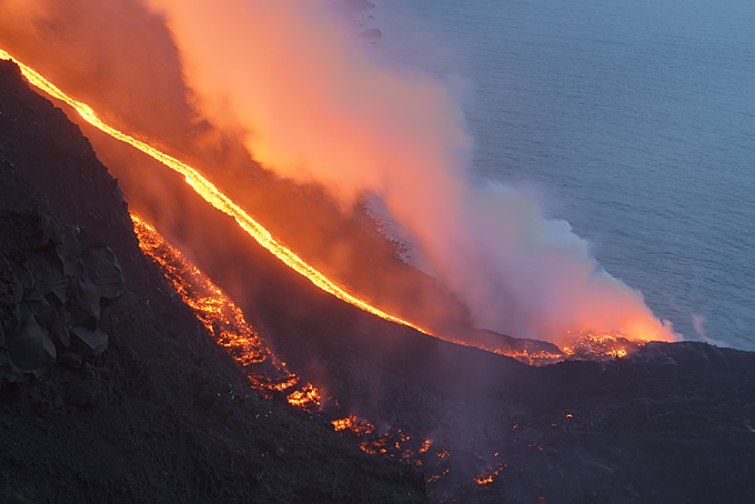 Effusive Eruption Mrz 2007: Lava fliesst ins Meer
